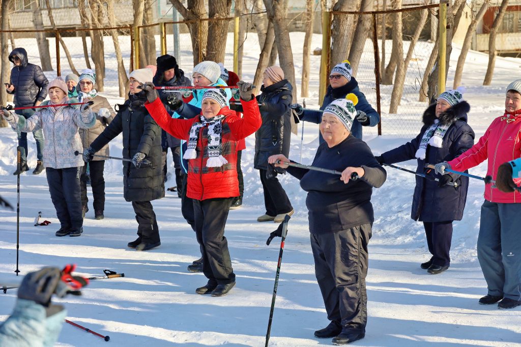 Самарцы занимаются скандинавской ходьбой в парке «Воронежские озера»