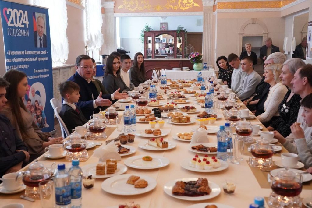 Губернатор Дмитрий Азаров встретился с многодетными самарскими семьями
