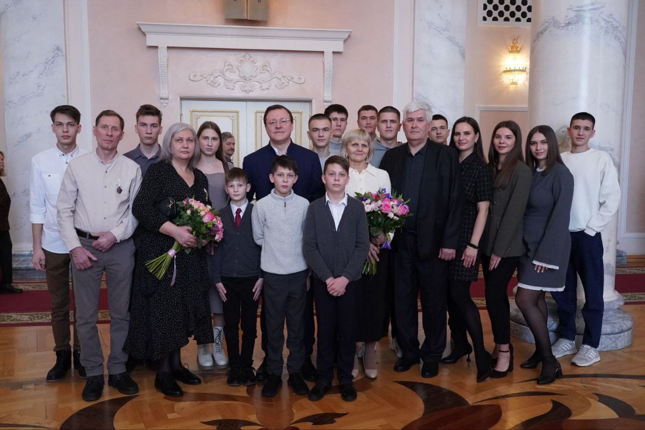 Губернатор Дмитрий Азаров встретился с многодетными самарскими семьями