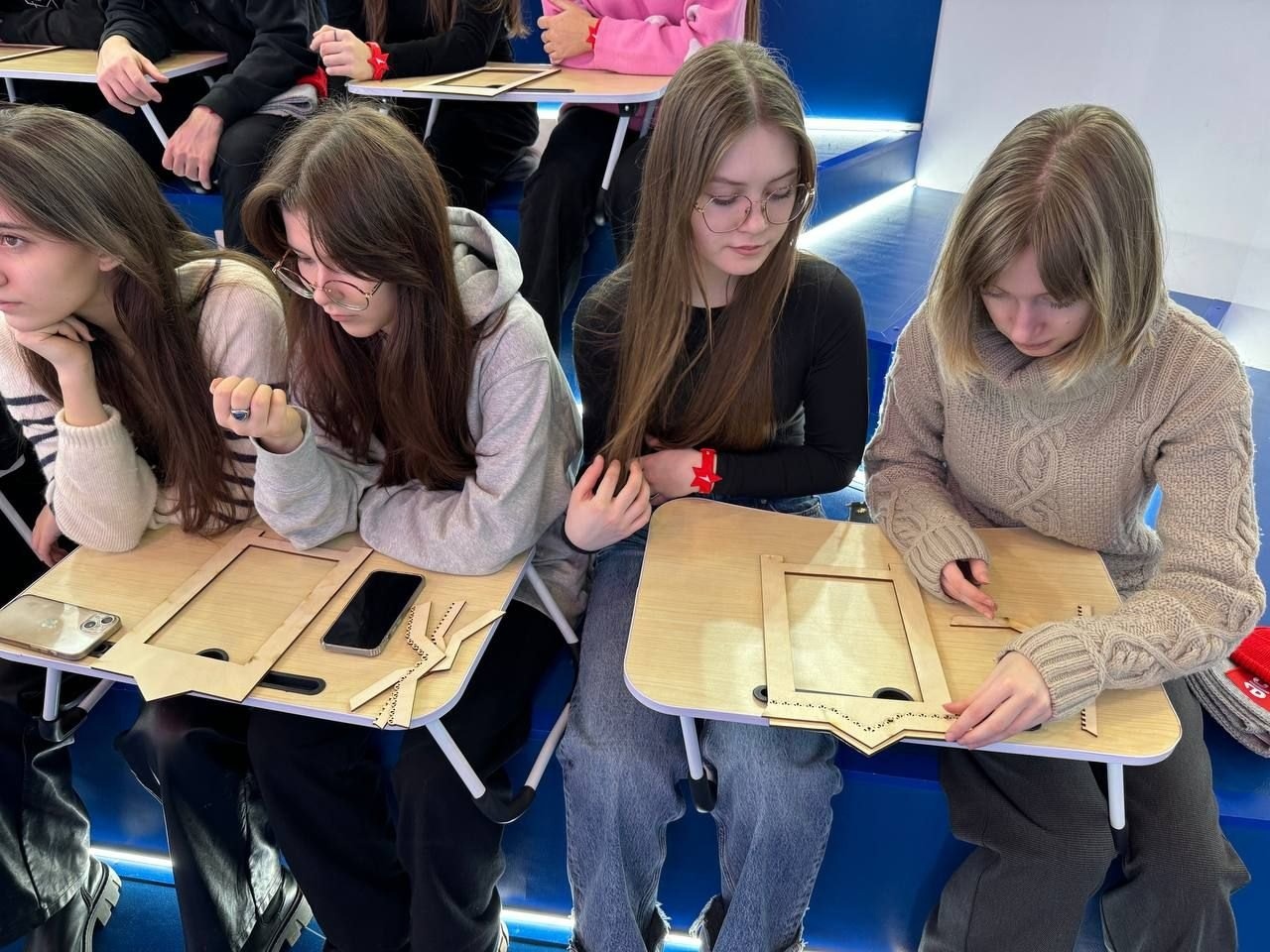 На выставке «Россия» самарские школьники провели мастер-класс по деревянному зодчеству