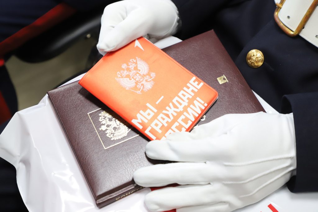 В управлении МВД вручили паспорта кадетам и школьникам