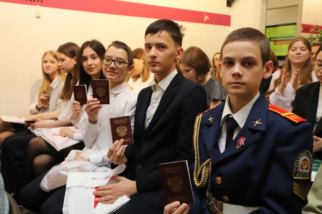 30 самарских школьников получили паспорта в рамках программы «Мы – граждане России!»