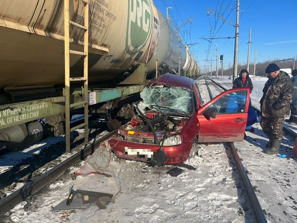 В Самарской области поезд столкнулся с автомобилем