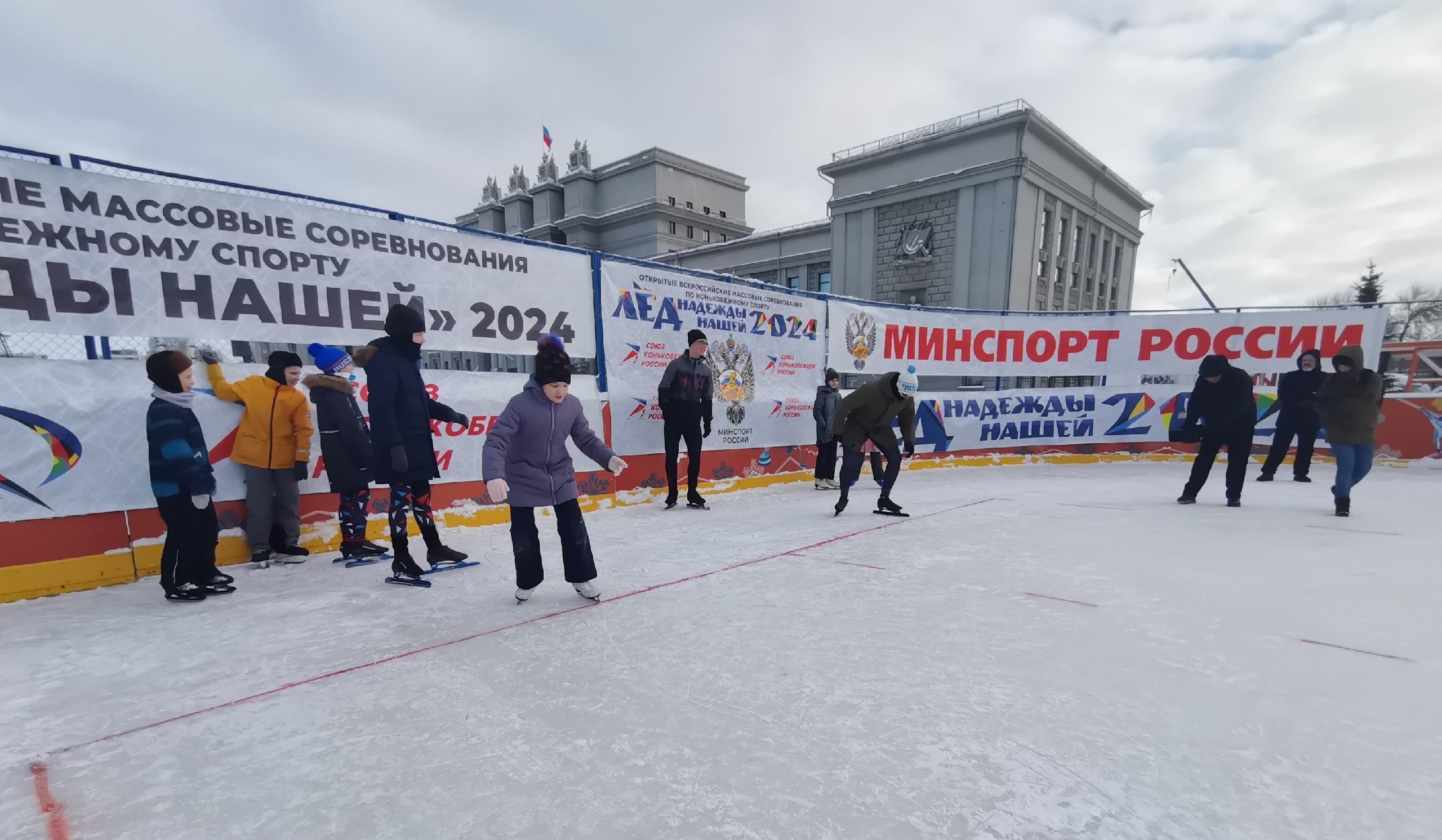 На площади Куйбышева в Самаре прошли Всероссийские соревнования по конькобежному спорту