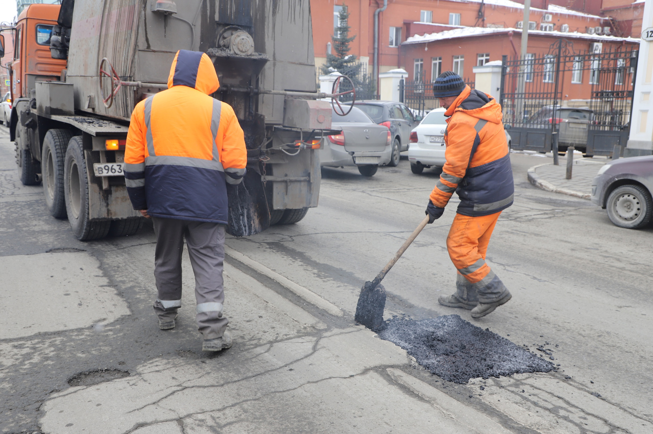 В Самаре проводится ямочный ремонт улиц, ведущих к избирательным участкам