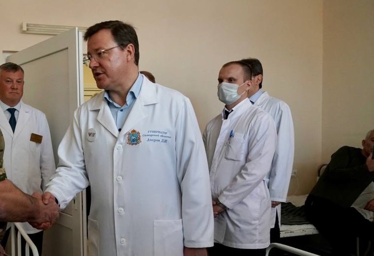 Дмитрий Азаров навестил участников СВО в одной из городских больниц