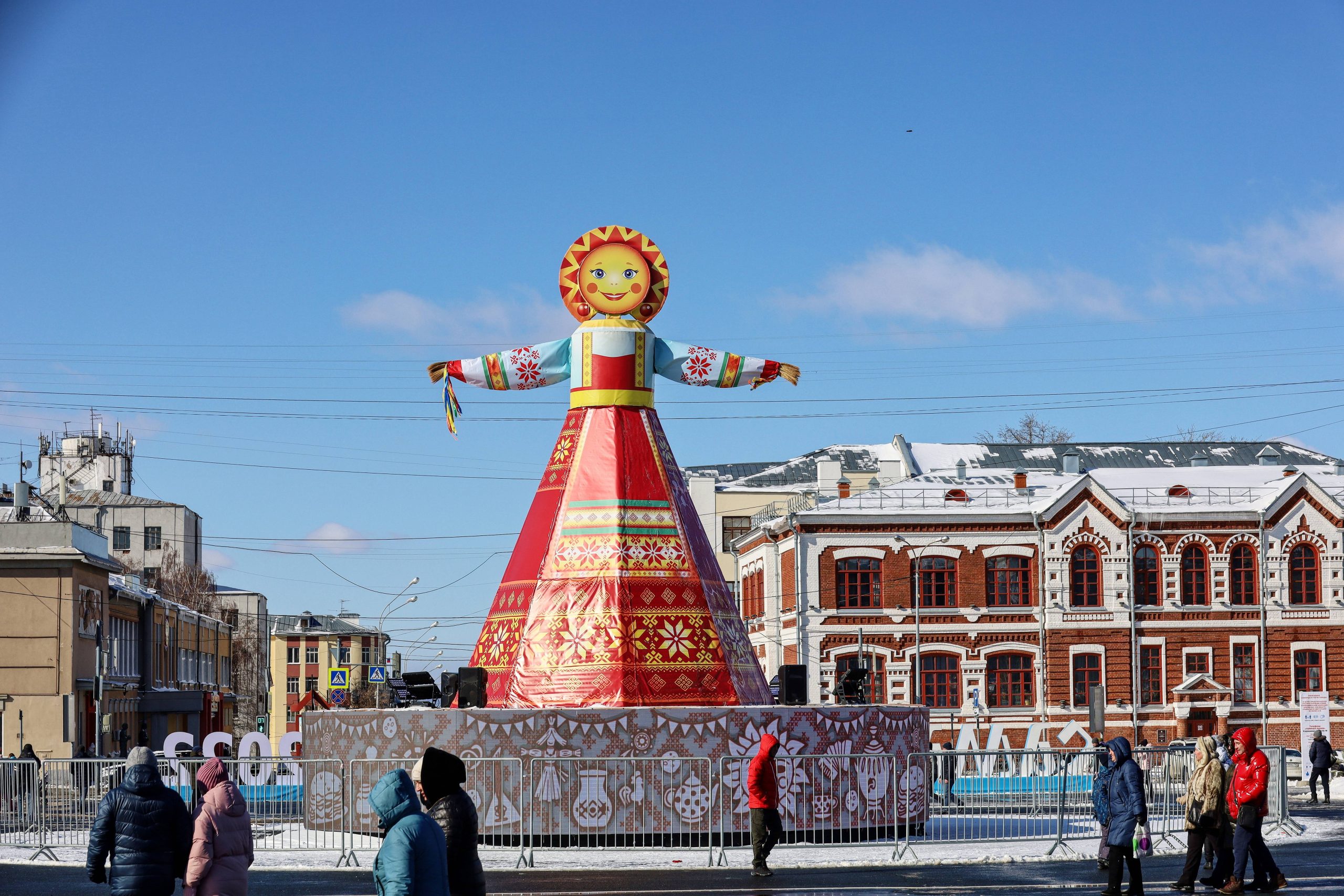 В Самаре завершают украшение площади Куйбышева к Масленице