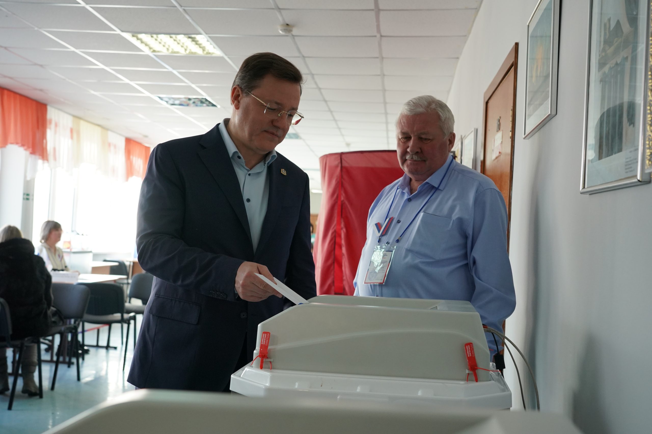 Губернатор Самарской области Дмитрий Азаров проголосовал на выборах президента России