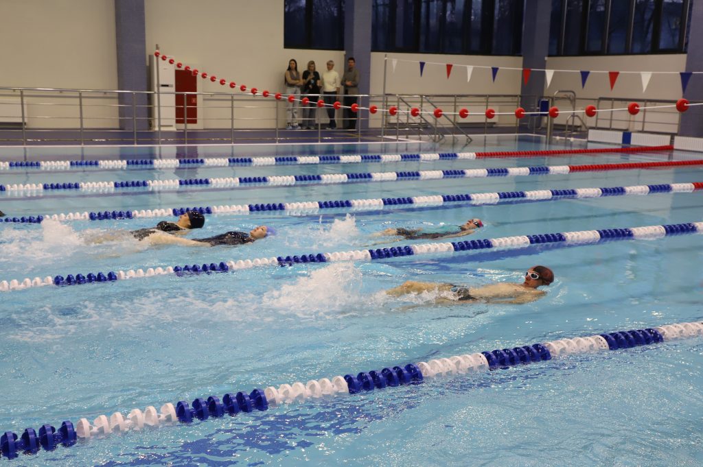 Известный пловец провел в новом бассейне в поселке 116-й километр открытый мастер-класс для жителей