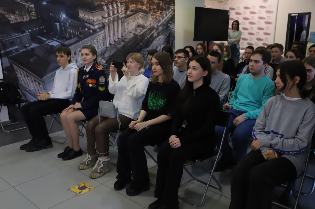 Самарские молодогвардейцы во Всемирный день театра пообщались с заслуженным артистом РФ Владимиром Гальченко