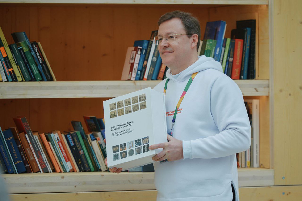 Дмитрий Азаров передал книгу об истории Самарской области в фонд университетской библиотеки «Сириус»