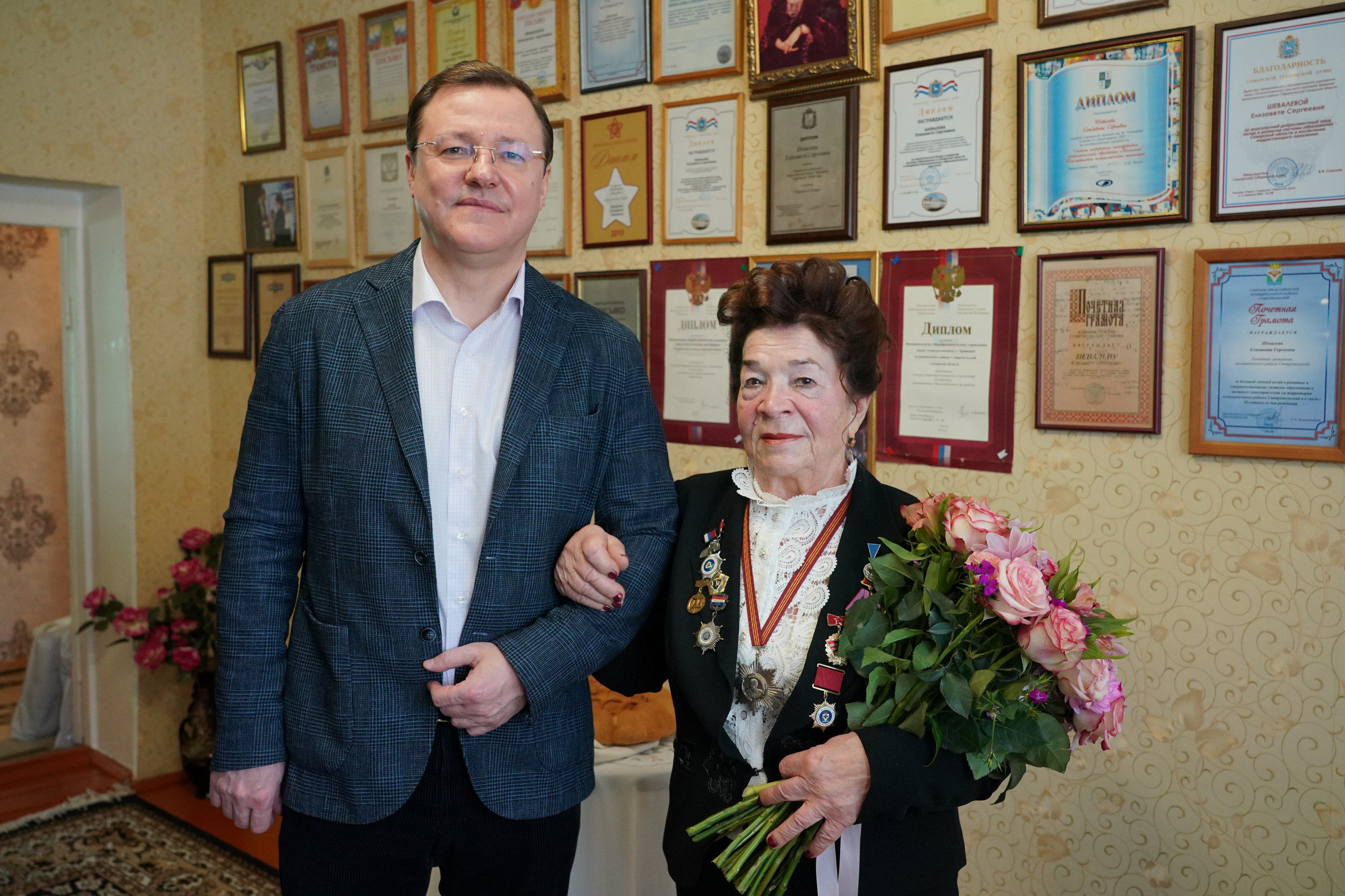 Дмитрий Азаров поздравил учительницу из Хрящевки с 90-летием