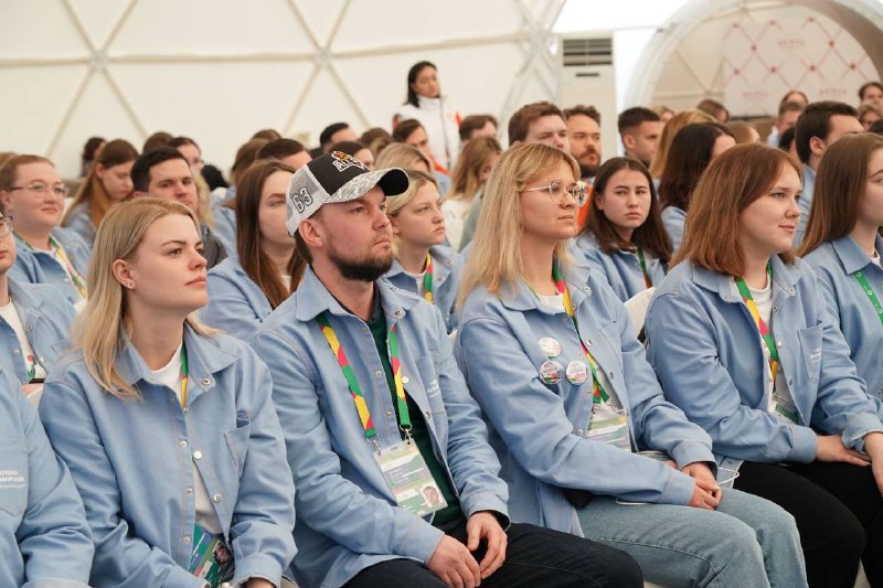 Дмитрий Азаров обсудил с самарскими участниками Всемирного фестиваля молодежи инициативы по развитию региона