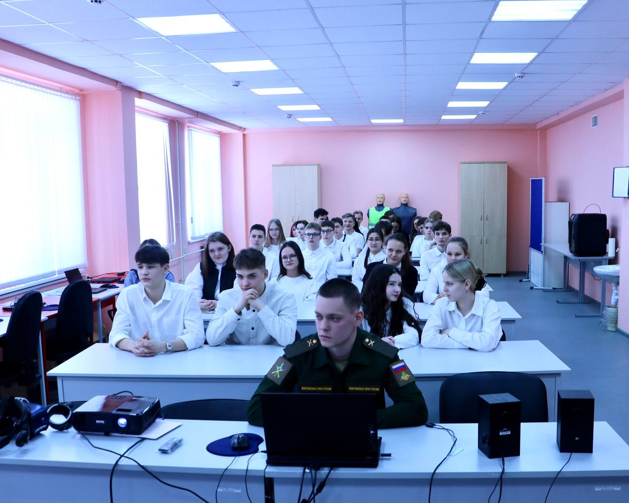 В школе поселка Рощинский представители ФСБ провели "Урок мужества"