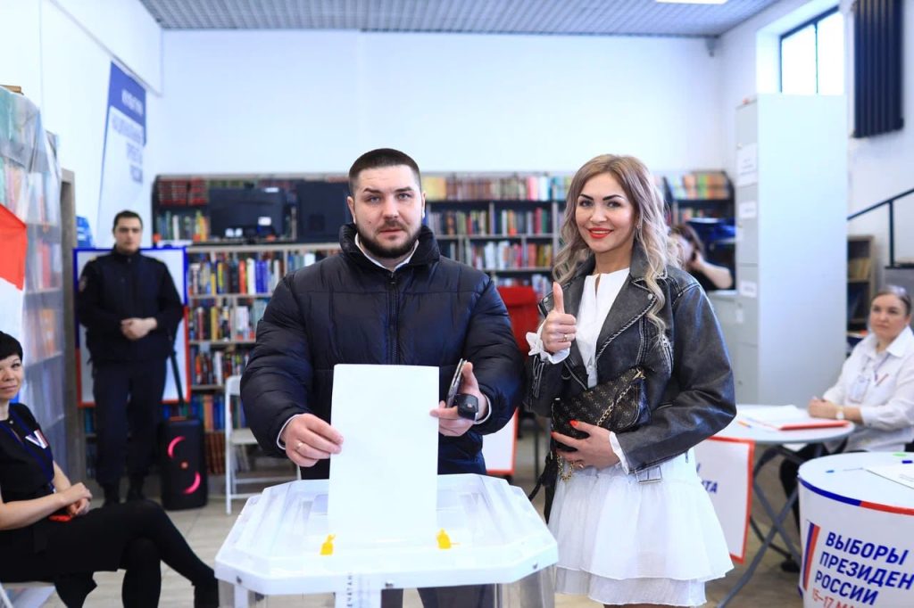 После ЗАГСа – на голосование: молодые семьи Самарской области выбирают будущее страны