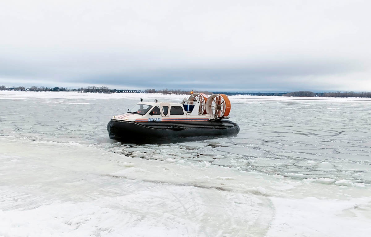 Самарские спасатели сняли с дрейфующей льдины 19-летнего парня