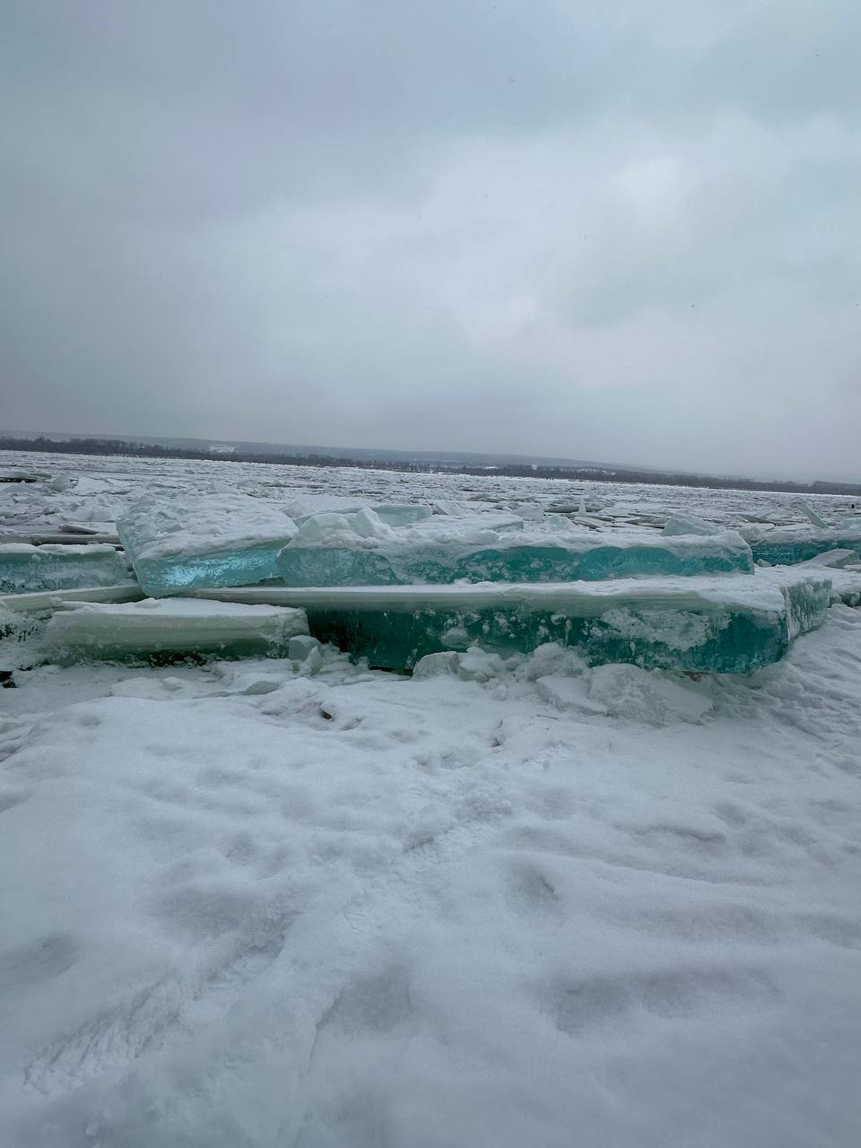 В Самаре спасатели вытащили из воды девочку, провалившуюся под лед