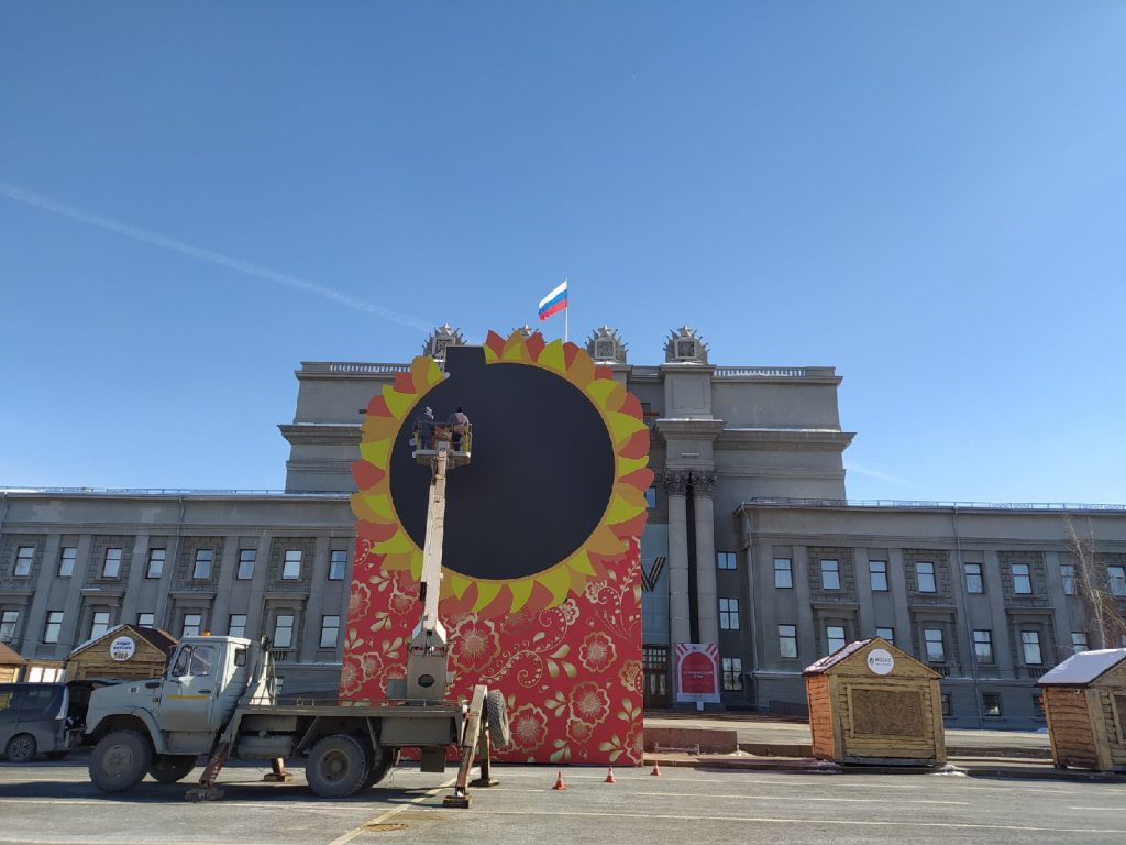 В Самаре завершают украшение площади Куйбышева к Масленице