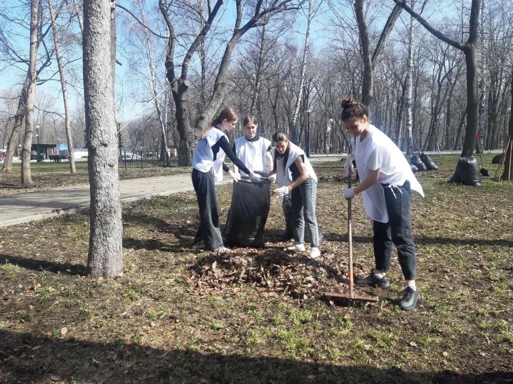 Студенты самарских колледжей вышли на субботник в парке Гагарина