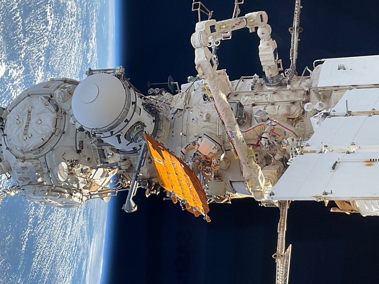 Самарский космонавт Олег Кононенко вышел в открытый космос с МКС