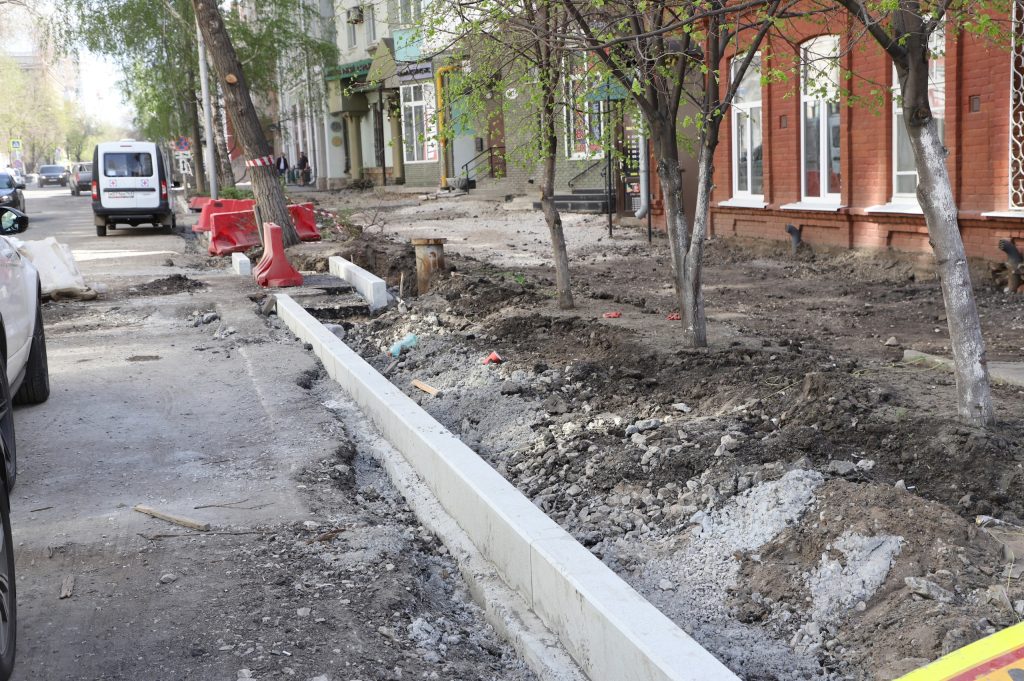 На улице Садовой в Самаре устанавливают современные люки колодцев