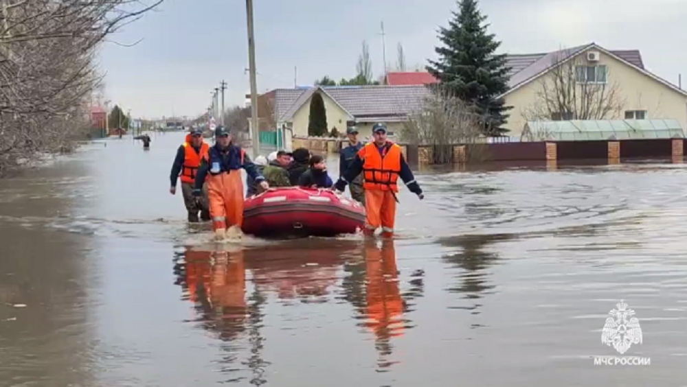 В Самарской области сотрудники МЧС и спасатели помогают жителям, пострадавшим от паводка