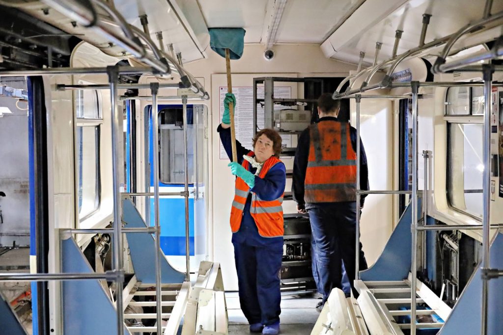 В самарском метро идут работы в рамках городского месячника по благоустройству