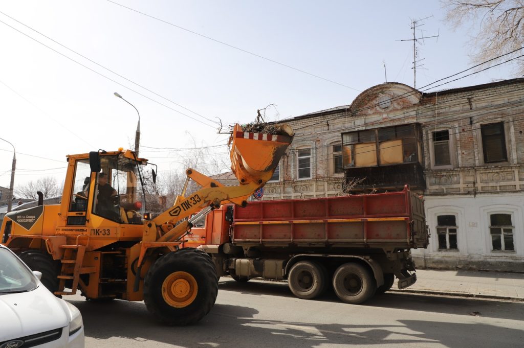 В Самарском районе начали убирать историческую часть областного центра