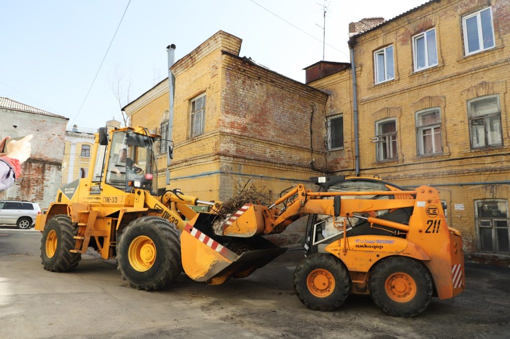 В Самарском районе начали убирать историческую часть областного центра
