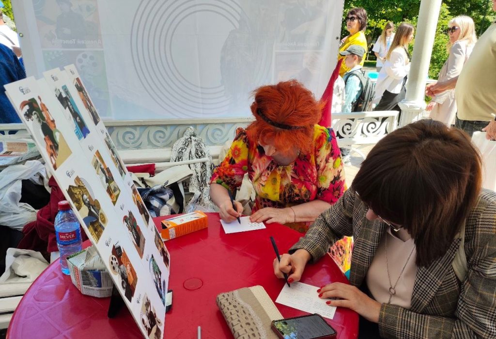 На площадке «Самарской газеты» на фестивале прессы все желающие могут заполнить красивую открытку
