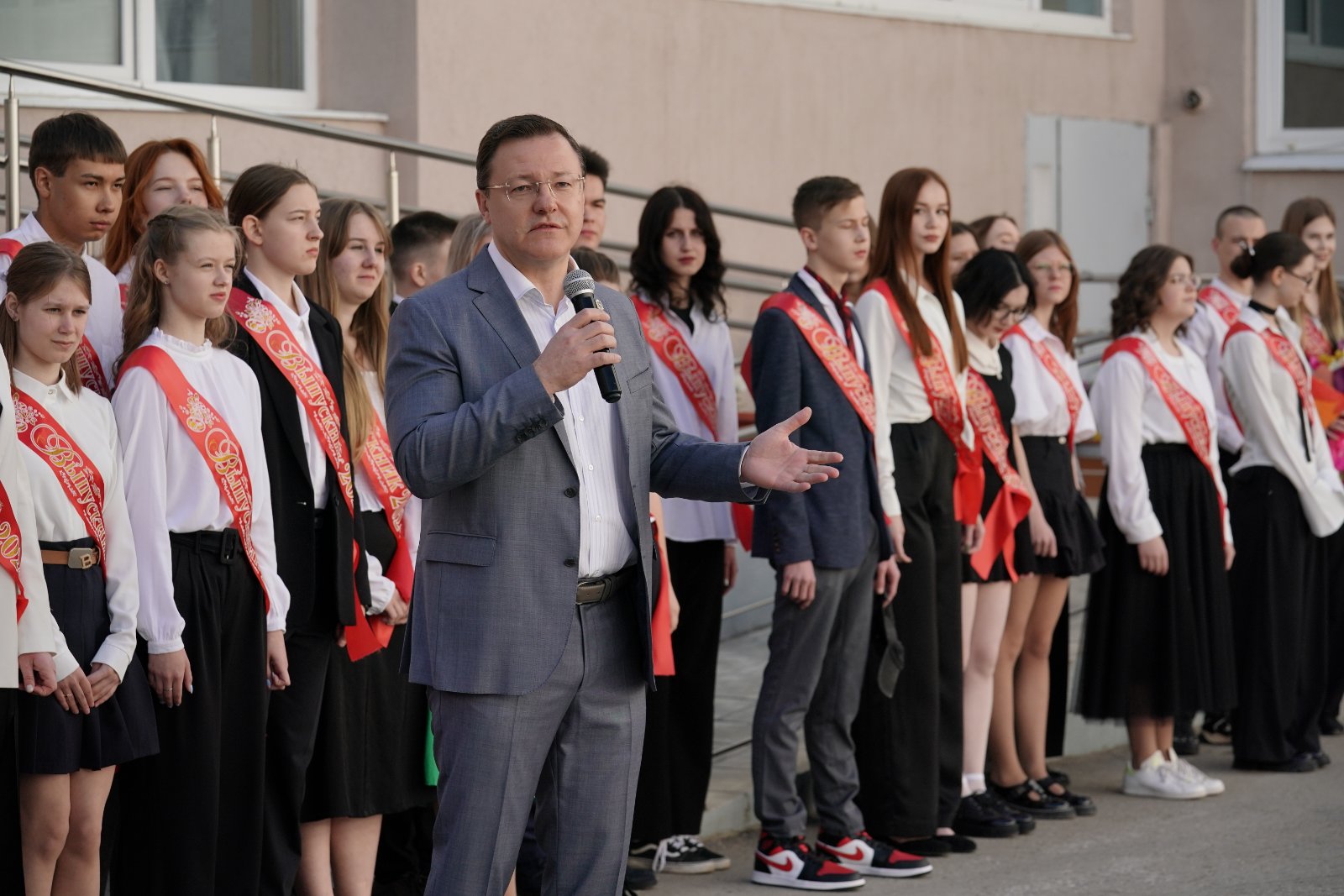 Дмитрий Азаров принял участие в торжественной линейке в самарской школе № 132