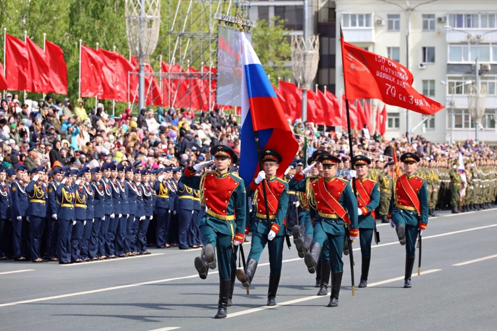 Тысячи самарцев пришли на Парад Победы на площади Куйбышева