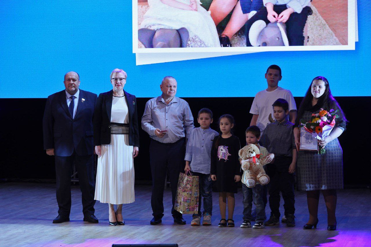 Елена Лапушкина поздравила многодетных самарцев и родственников участников СВО с Днем семьи