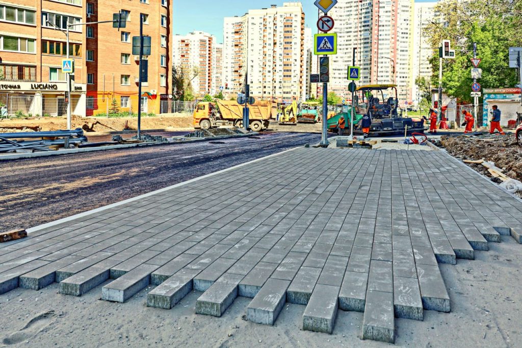 На нижнем участке реконструкции улицы XXII Партсъезда укладывают финишное покрытие проезжей части