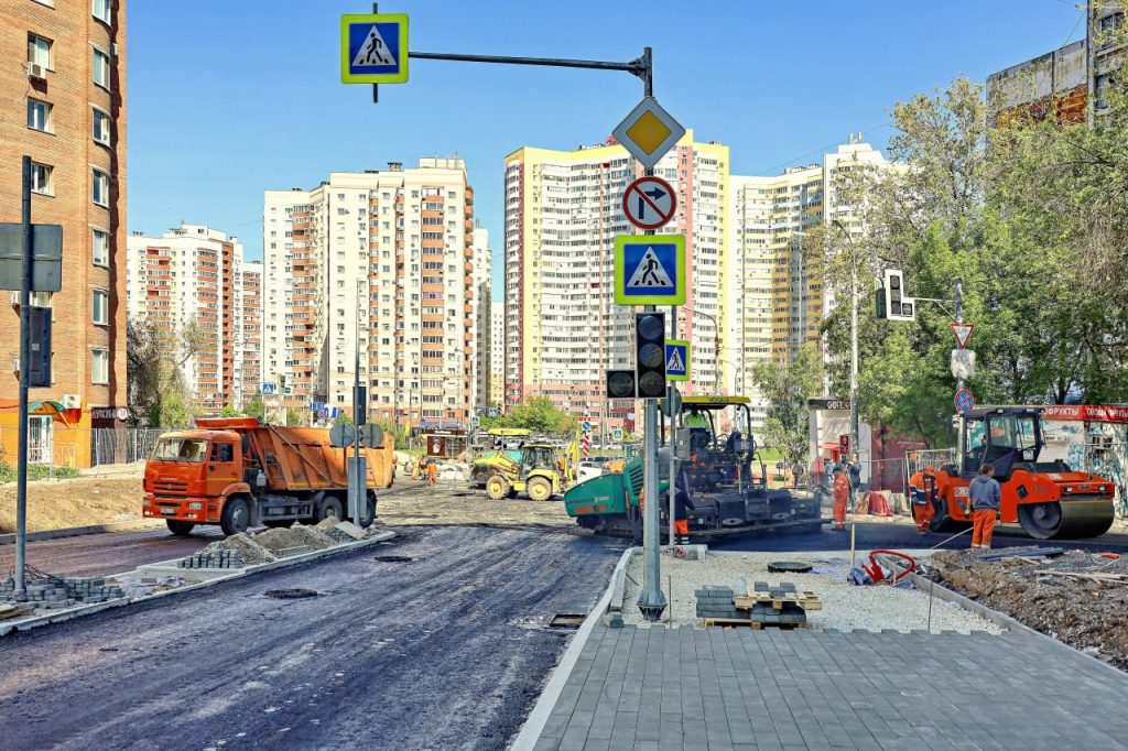 На нижнем участке реконструкции улицы XXII Партсъезда укладывают финишное покрытие проезжей части