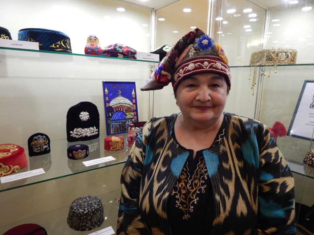 В ДК «Заря» прошла выставка тюркских головных уборов
