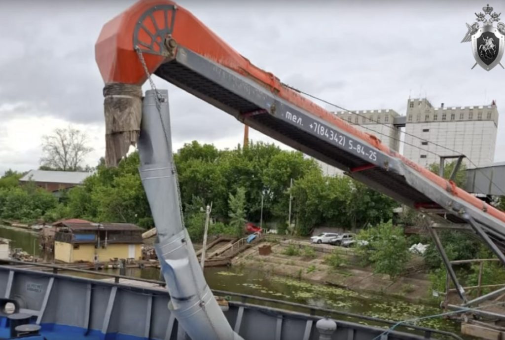 Судно из Нижнего Новгорода повредило оборудование самарского мукомольного завода