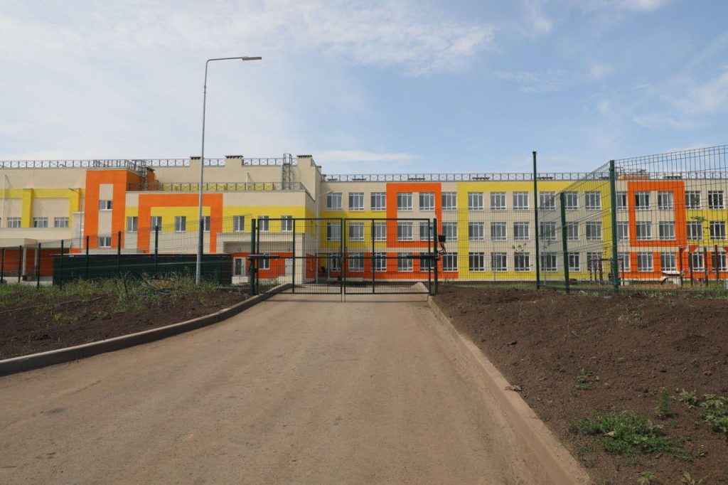 Елена Лапушкина обсудила благоустройство территории возле новой школы в Волгаре 