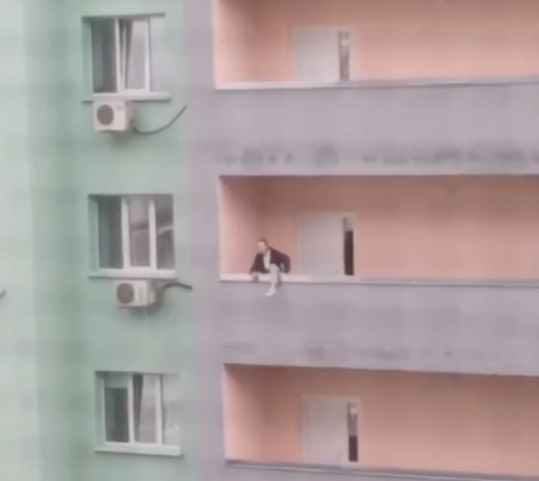 В Самаре сотрудники полиции спасли девушку, которая пыталась прыгнуть с 11 этажа