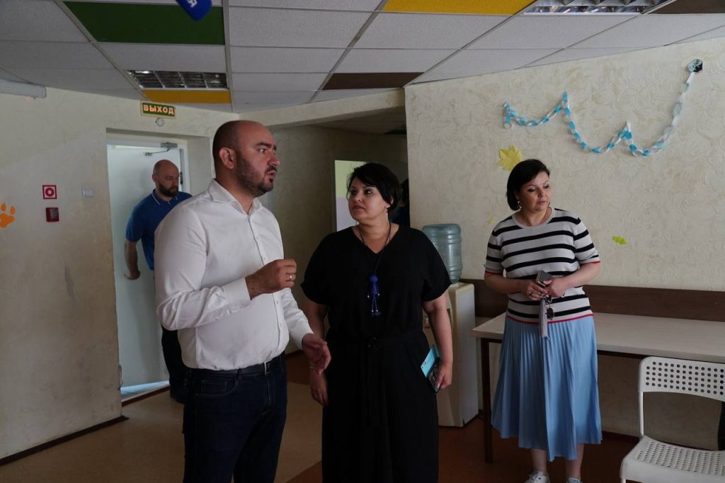 Врио губернатора проверил условия проживания в центре «Березки» в Новокуйбышевске