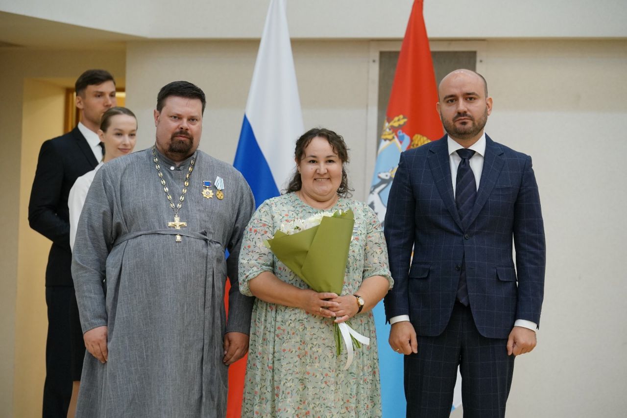 В Самаре в преддверии Дня России вручили государственные и региональные награды жителям