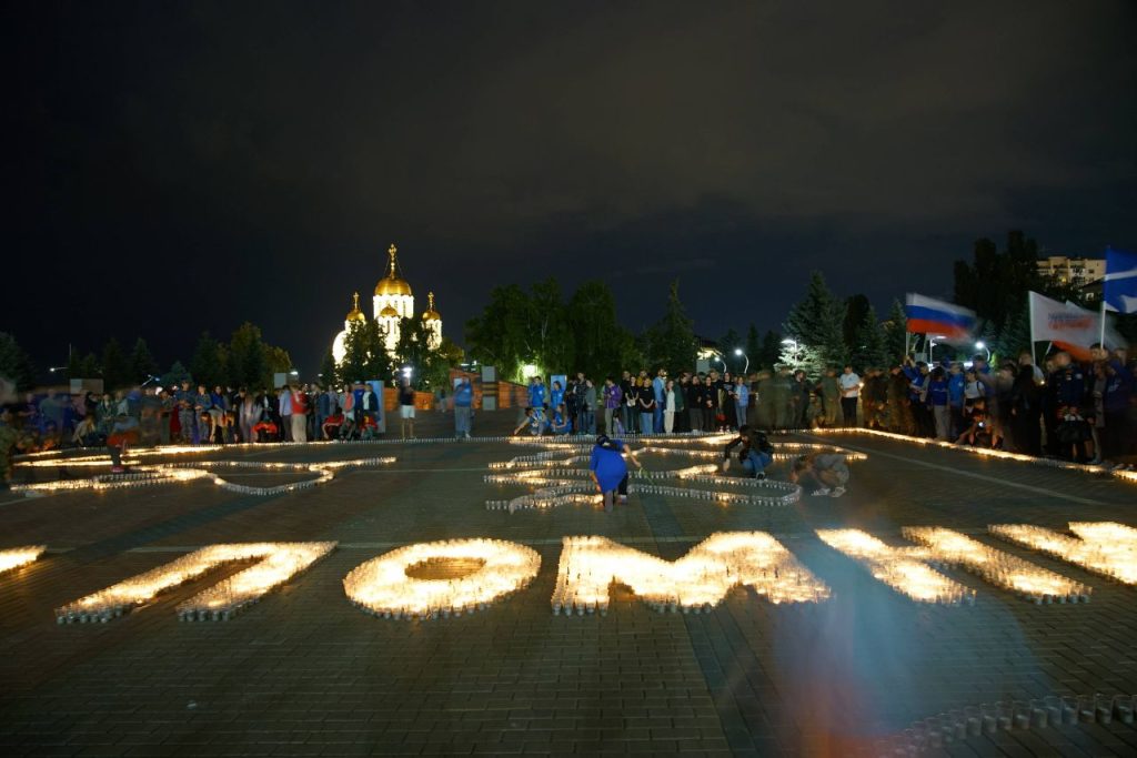 В Самаре на площади Славы зажгли 29-метровую огненную картину в память о вкладе жителей в Великую Победу