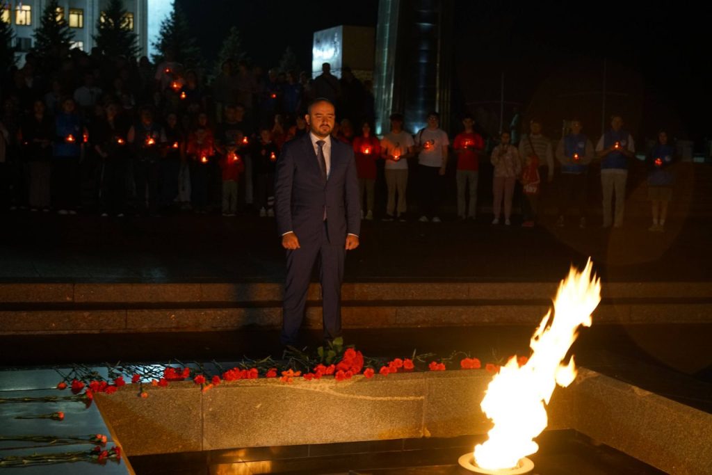 В Самаре на площади Славы зажгли 29-метровую огненную картину в память о вкладе жителей в Великую Победу