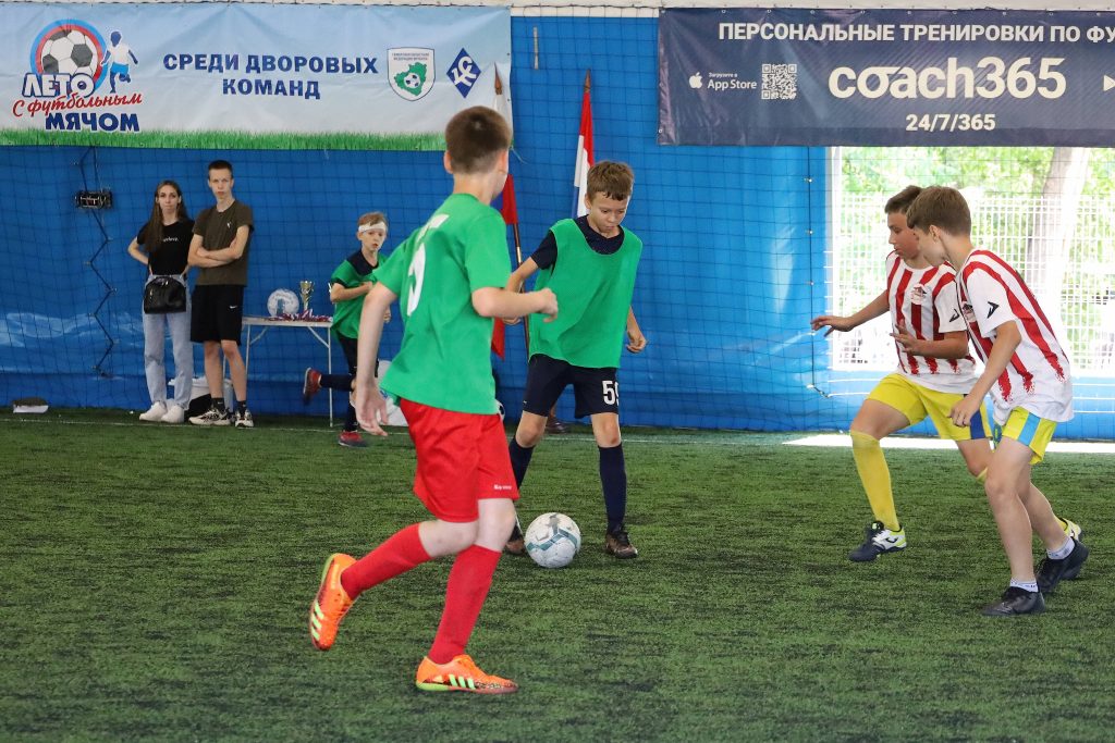 В Куйбышевском и Октябрьском районах прошли отборочные матчи турнира «Лето с футбольным мячом»