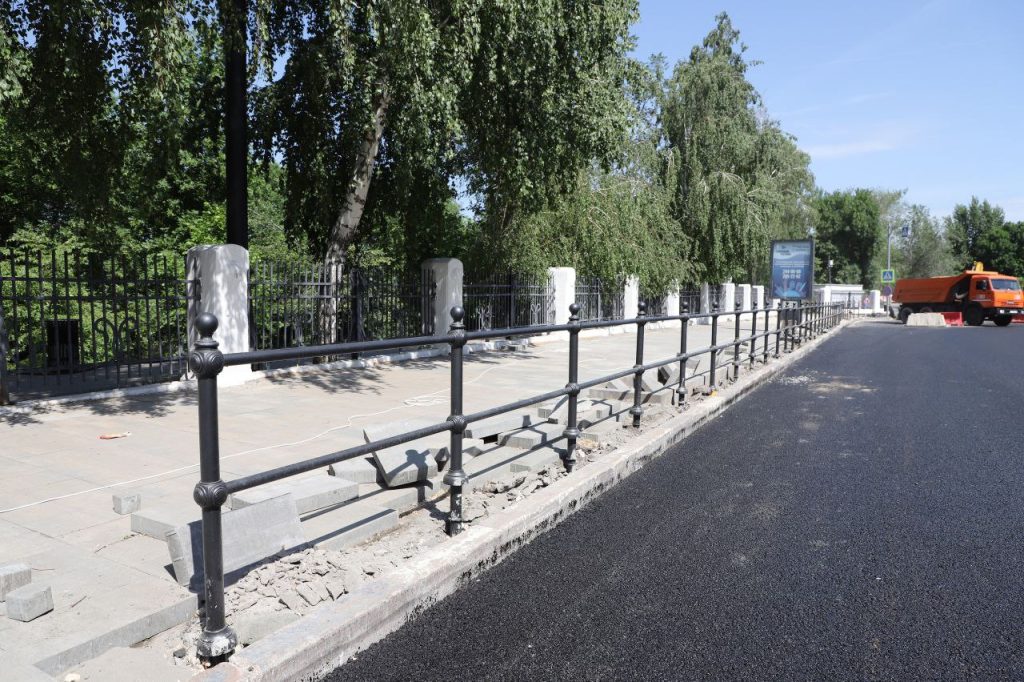На улице Куйбышева устанавливают новые пешеходные ограждения