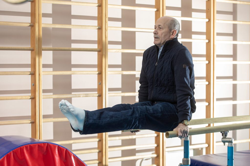 Конструктор гимнастических полетов. В 70 лет Савушкин легко делает уголок на брусьях