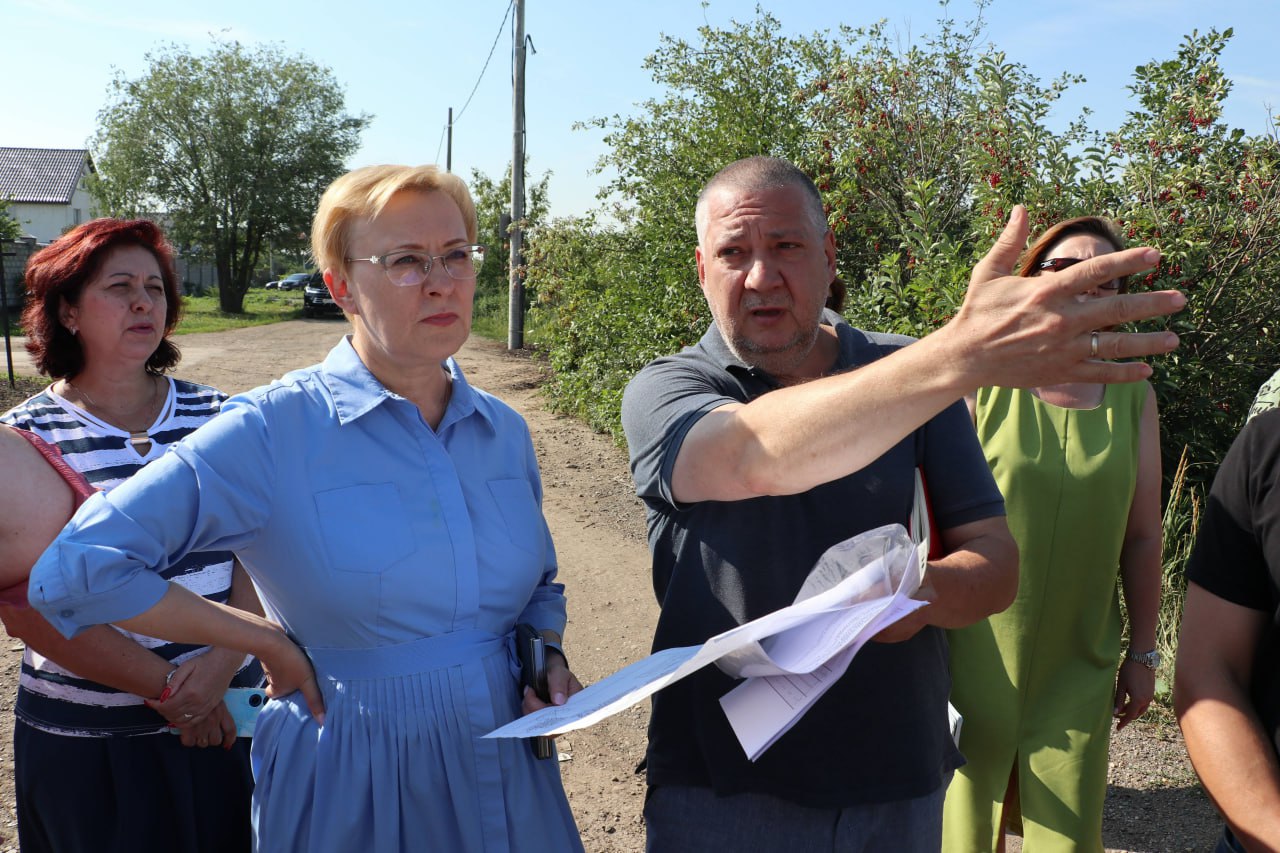 Елена Лапушкина обсудила с жителями «Песчаной Глинки» ремонт дороги