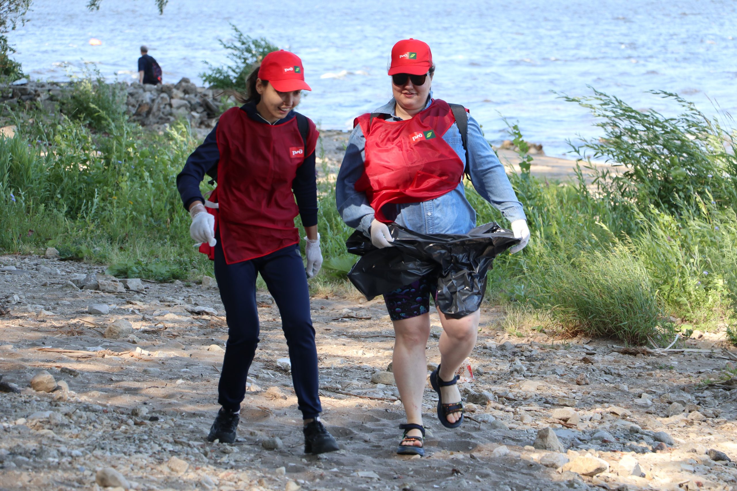 Волонтеры очистили от мусора берег Волги