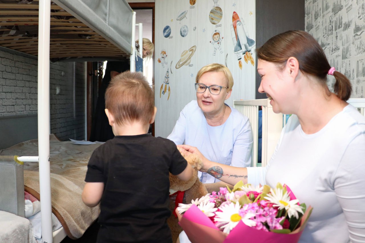 Елена Лапушкина вручила многодетной семье сертификат на улучшение жилищных условий