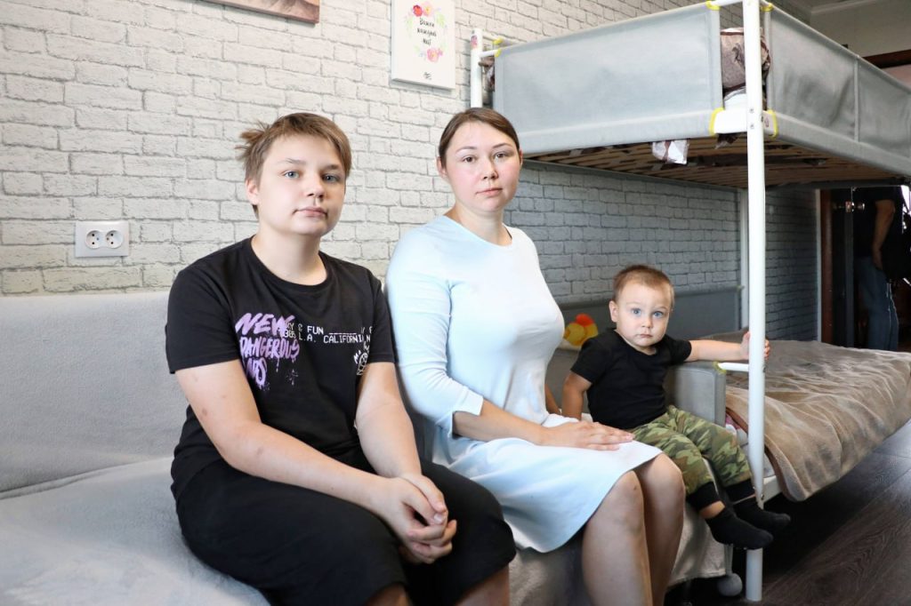 Елена Лапушкина вручила многодетной семье сертификат на улучшение жилищных условий
